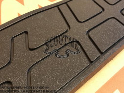 Коврик пола левая часть B SYM MAXSYM 400i ABS [ЦВЕТ: BLACK MATT BK-001U]