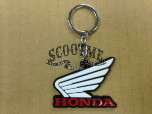 ​Брелок Honda Logo изготовлен из резины, не поцарапает Ваш мотоцикл.
Прекрасный подарок мотоциклисту, который является счастливым обладателем мотоцикла или поклонником марки «Honda»!